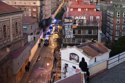 Pasadas las cinco de la madrugada, los antidisturbios han empezado a acordonar la zona, y han sido recibidos con pirotecnia y lanzamientos de botellas. También han cortado la luz de algunos edificios de la zona previo aviso, según han explicado algunos vecinos. 