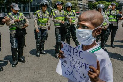 El niño de ocho años sujeta un cartel en una protesta el pasado febrero.