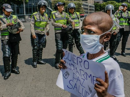 El ni&ntilde;o de ocho a&ntilde;os sujeta un cartel en una protesta el pasado febrero.