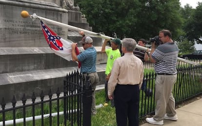 Retirada de uno de los s&iacute;mbolos confederados en Montgomery, Alabama.