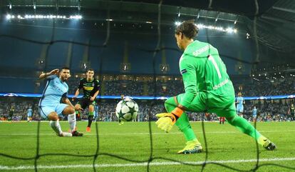 Agüero remata ante Sommer