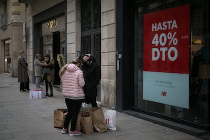 Un comercio anuncia rebajas en el Portal de l'Àngel de Barcelona.