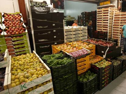 Puesto de venta de fruta en Mercamadrid. 