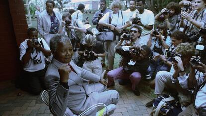 Nelson Mandela posa para la prensa tras ser liberado en 1990, después de pasar 27 años en prisión.