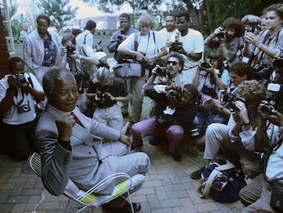 Nelson Mandela posa para la prensa tras ser liberado en 1990, después de pasar 27 años en prisión.