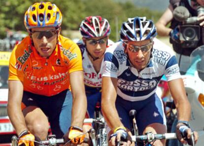 El vencedor de la etapa, David Moncoutie, entre Egoi Martínez (izquierda) y Juan Antonio Flecha, en su escapada de la etapa.