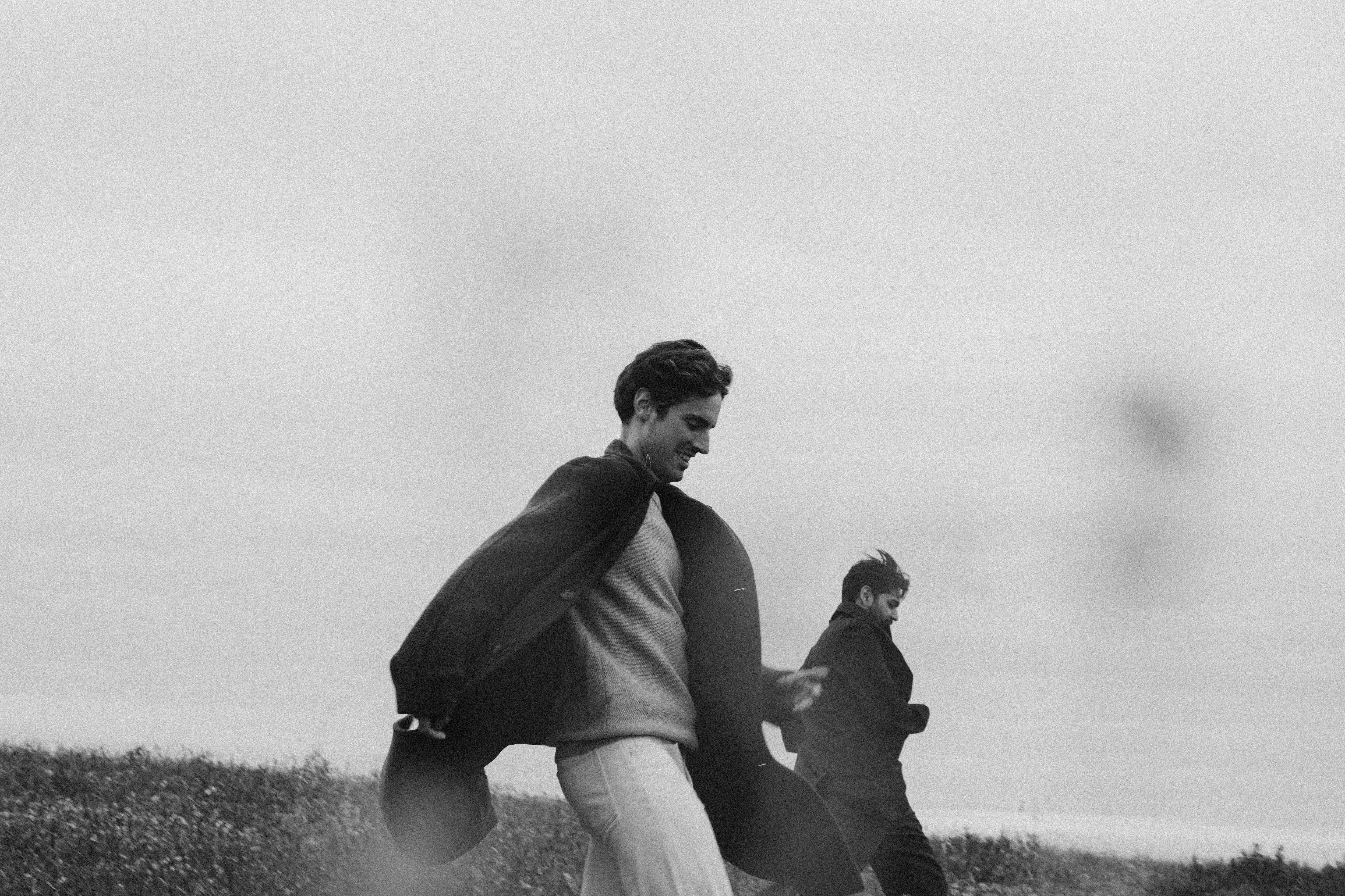 Nicolás García (en primer plano) y Carlos Martínez se conocieron en 2015, en Madrid, pero el taller de su marca está en los Oscos, Asturias.