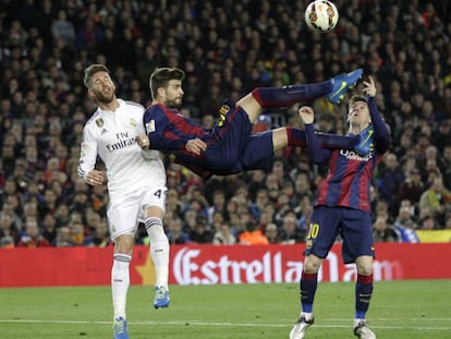 Piqu&eacute;, Ramos y Messi en el Camp Nou en 2015.