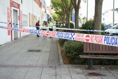 Sangre del fallecido bajo un cordón policial, en las inmediaciones de la discoteca Caña Brava, en Fuenlabrada.