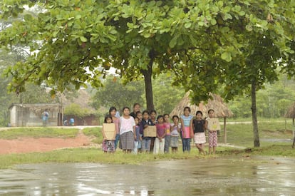 Desde el 2004, el programa ha capacitado a más de 150 mentoras y ha logrado formar a más de 9.000 niñas y adolescentes en las comunidades indígenas rurales de Guatemala. En la imagen, un grupo de participantes en el programa procedentes de la comunidad de Yalchacti, en Alta Verapaz, posan junto a su mentora.