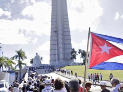 Cubanos haciendo cola para rendir sus respetos Fidel Castro en el Memorial Jos&eacute; Mart&iacute; en La Habana. 