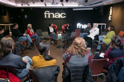 Suscriptores de EL PAÍS y FNAC junto a la periodista Andrea Nogueira y la escritora Lara Moreno, en el Club de Lectura de EL PAÍS, en Madrid.