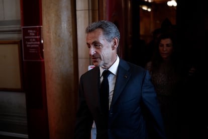 El expresidente francés Nicolas Sarkozy ha sido condenado en apelación a tres años de cárcel, dos exentos de cumplimiento, por un delito de corrupción cometido en 2014, la misma pena a la que fue sentenciado en marzo de 2021 en primera instancia. Sarkozy, el primer exjefe del Estado condenado a una pena de prisión efectiva, no ingresará en prisión, porque el tribunal precisó en su condena que puede cumplir la pena en arresto domiciliario y con un brazalete electrónico.