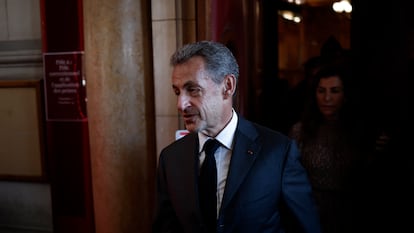 El expresidente francés Nicolas Sarkozy ha sido condenado en apelación a tres años de cárcel, dos exentos de cumplimiento, por un delito de corrupción cometido en 2014, la misma pena a la que fue sentenciado en marzo de 2021 en primera instancia. Sarkozy, el primer exjefe del Estado condenado a una pena de prisión efectiva, no ingresará en prisión, porque el tribunal precisó en su condena que puede cumplir la pena en arresto domiciliario y con un brazalete electrónico.