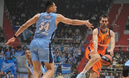 San Emeterio busca un pase ante Ayón