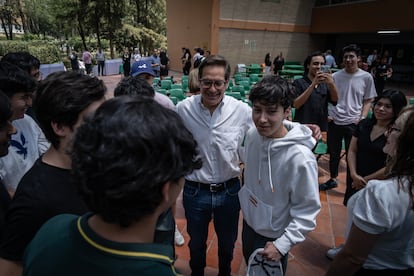 Chertorivski se toma fotografías con estudiantes de la Universidad.