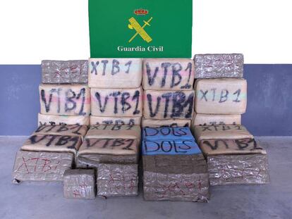 Fardos de hachís incautados en el vehículo abandonado en Irún.