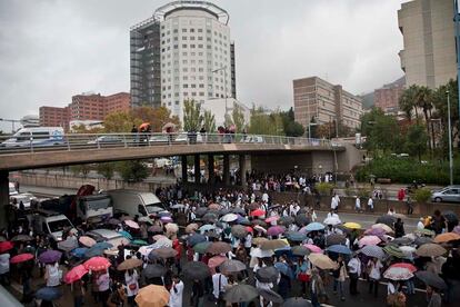 Concentración en el Hospital de la Vall de Hebrón de los médicos que han secundado el 1er dia de huelga en la sanidad pública catalana.