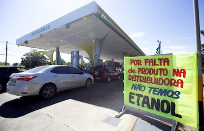 Posto de gasolina em Brasília comunica falta de etanol em comunicado nesta quinta-feira, 24 de maio. Combustíveis não estão chegando às distribuidoras devido ao protesto dos caminhoneiros contra a alta do preço do diesel.