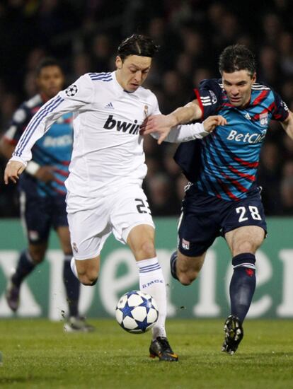 Özil y Toulalan disputan un balón en los primeros compases del partido de ida de octavos de final de la Liga de Campeones en Gerland, Lyon. El Madrid nunca ha ganado a orillas del Ródano.