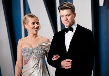 Scarlett Johansson y Colin Jost, en la fiesta de la revista 'Vanity Fair' tras la gala de los Oscar, celebrada en Beverly Hills (California, Estados Unidos), el pasado febrero.