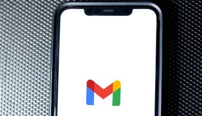 Logo Gmail en un teléfono