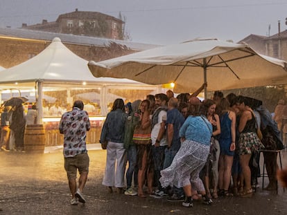 Varias personas se refugiaban anoche de una fuerte tormenta que obligó a suspender el concierto de Quique González, dentro del festival Muwi, en Logroño.