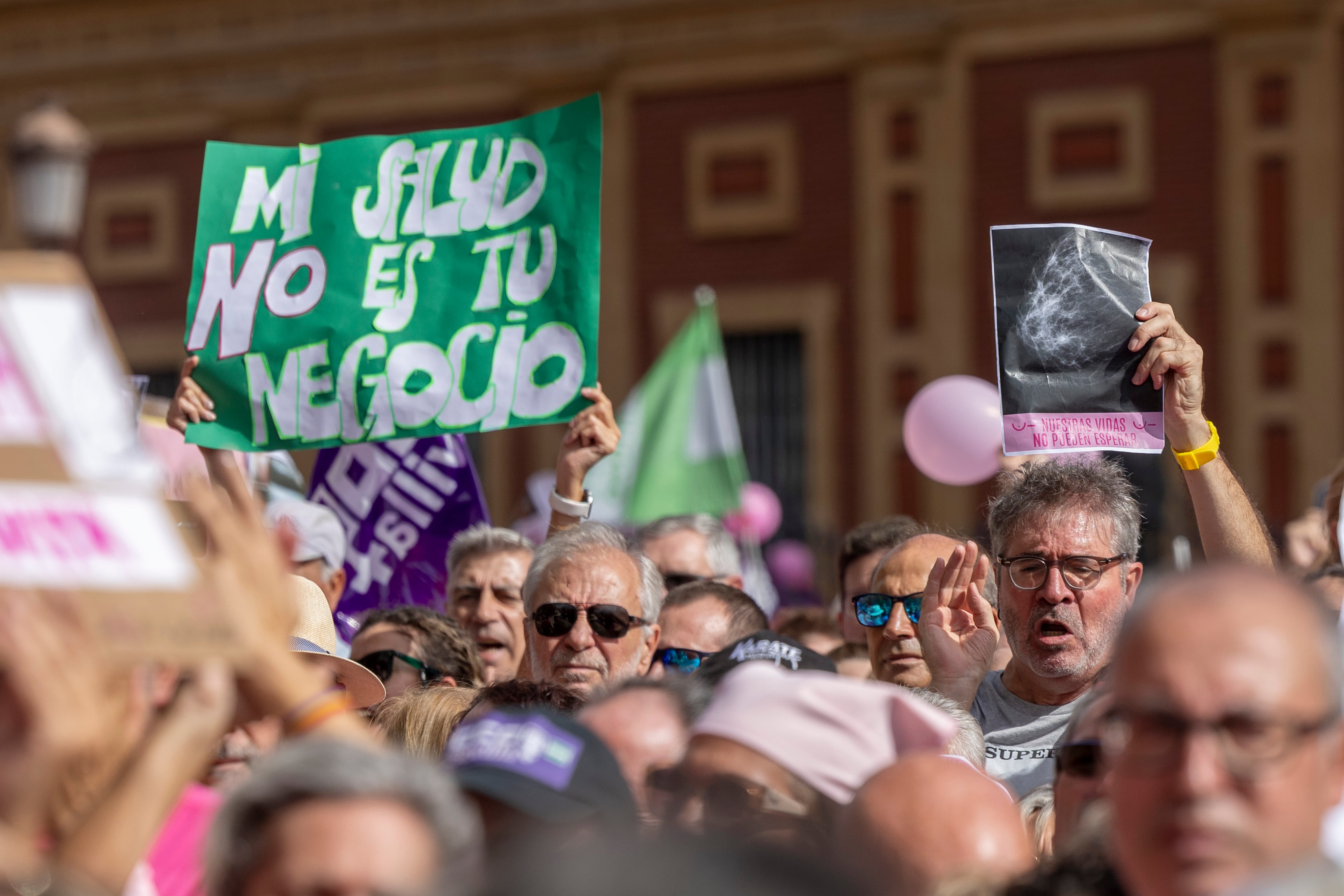 Concentración en San Telmo por los fallos en el cribado del cáncer de mama en Sevilla, este domingo.