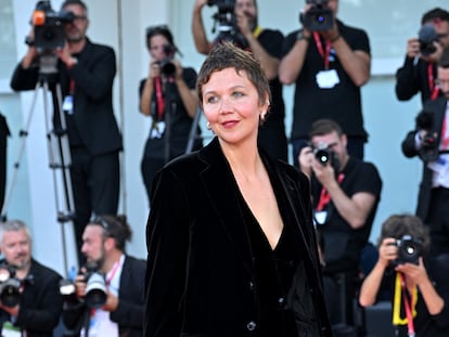 Maggie Gyllenhaal a su llegada a la alfombra roja.