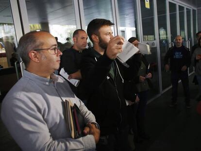 Un edil de Badalona rompe la resoluci&oacute;n judicial que imped&iacute;a abrir las dependencias municipales el 12 de octubre. 