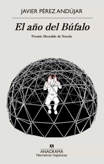 Esta es una novela sobre cuatro artistas de una generación sin suerte que, tras haber perdido los sueños e ideales, se encuentran recluidos en un garaje donde un buen día aparece una extraña criatura que les propone un pacto siniestro. Sobre la vida de un escritor finlandés enamorado de España llamado Folke Ingo, que resulta ser el autor de las andanzas de los cuatro tipos antes mencionados. Y sobre muchas otras historias que han hecho que 'El año del Búfalo' (Anagrama, 17,95), de Javier Pérez Andújar, consiga el Premio Herralde 2021.