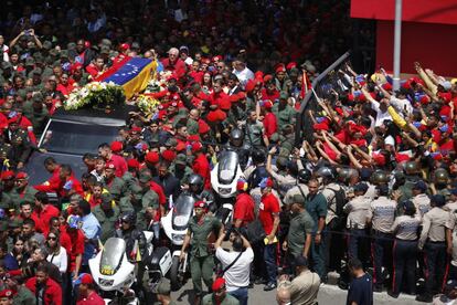 Envuelto en la bandera nacional, el féretro con los restos mortales del gobernante fue despedido del hospital por militares, seguidores y familiares, encabezados por la madre del presidente, Elena de Chávez, tras una ceremonia religiosa iniciada con el himno de Venezuela.
