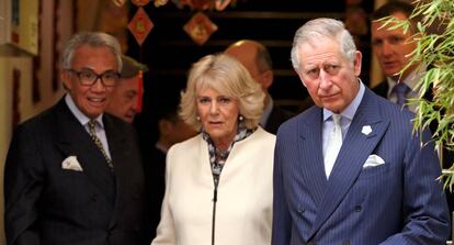 De izquierda a derecha, David Tang, Camilla Parker Bowles y Carlos de Ingalterra, en el barrio chino de Londres en 2015.