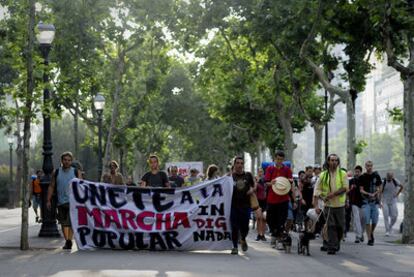 Los indignados de Barcelona emprenden la marcha.