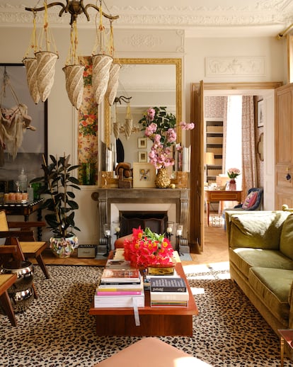 Otra de las salas de estar de la casa está decorada con un sofá verde que perteneció a Hubert de Givenchy. Las lámparas son de Fortuny.