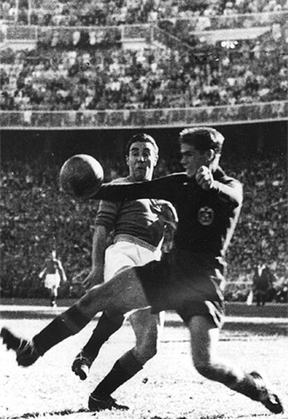 Puchades, en primer término, durante un partido con la selección.