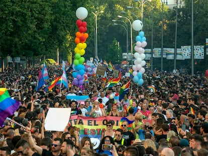 La marcha del Orgullo 2022 avanza por el Paseo del Prado.