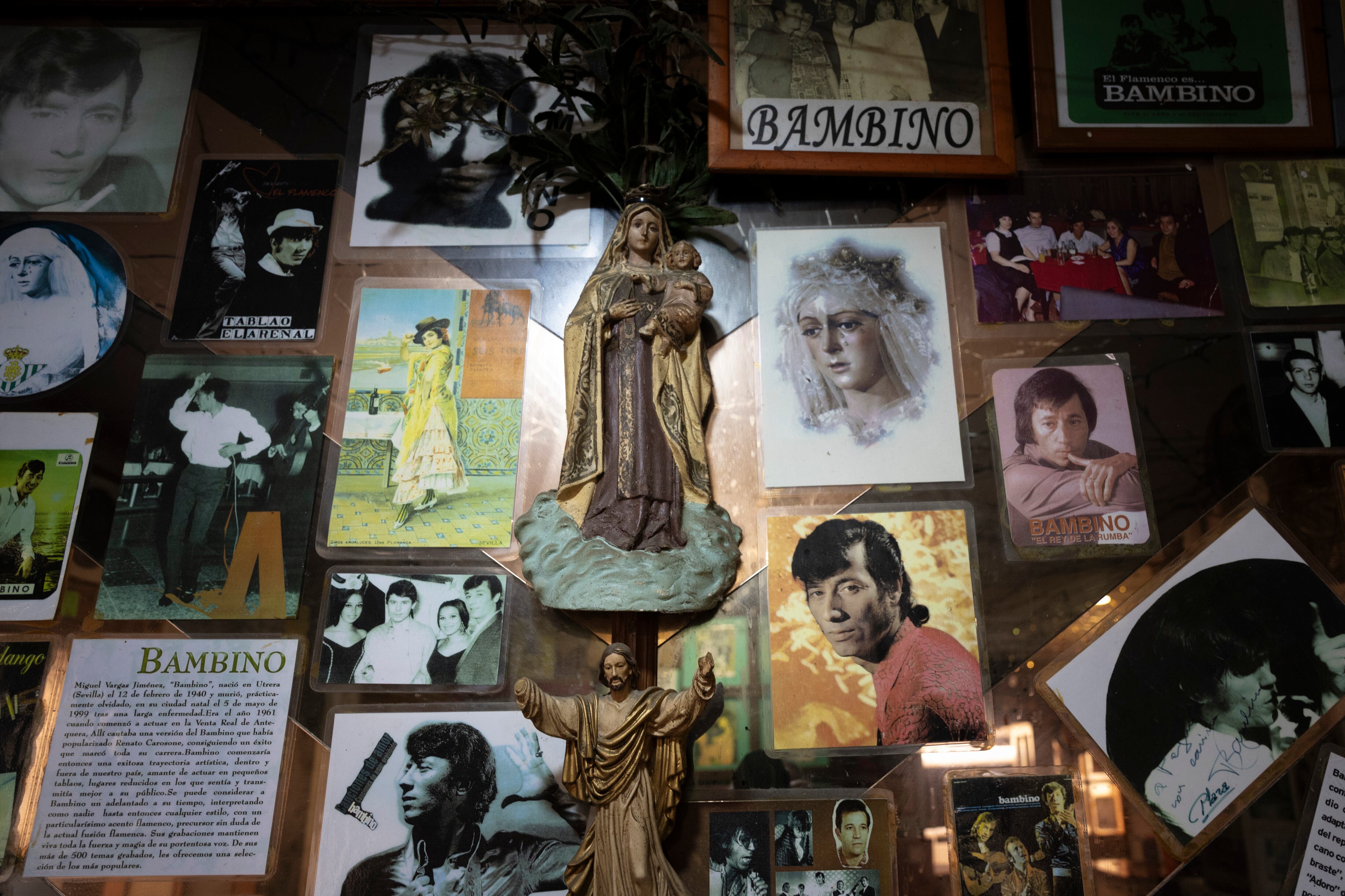 Detalles de las paredes del Bar Leo, con imágenes de Bambino.