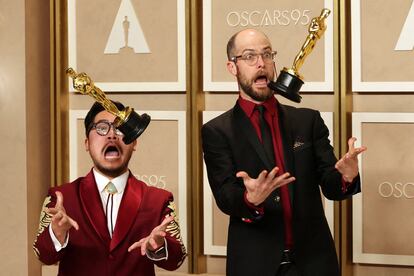 Daniel Kwan (izquierda) y Daniel Scheinert, directores de 'Todo a la vez en todas partes', con sus premios Oscar a la mejor dirección, el pasado 12 de marzo en Los Ángeles.