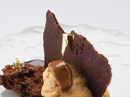 Teja de chocolate crujiente con chocolate y avellanas.