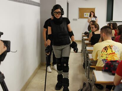 Estudiantes del máster de Gerontología, Dependencia y protección de los Mayores de la universidad de Granada prueban el llamado "traje de la vejez".