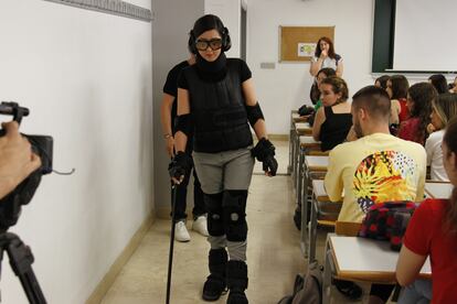 Una estudiante con el traje de la vejez intenta caminar en clases.