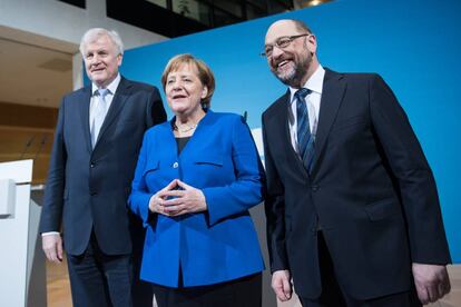 De izquierda a derecha, el l&iacute;der socialdem&oacute;crata, Martin Schulz, la canciller alemana, Angela Merkel y el l&iacute;der de la CSU b&aacute;vara, Horst Seehofer tras anunciar su acuerdo de coalici&oacute;n el pasado viernes. 