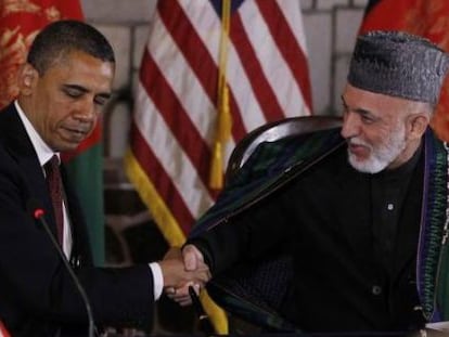 Barack Obama saluda a Hamid Karzai.