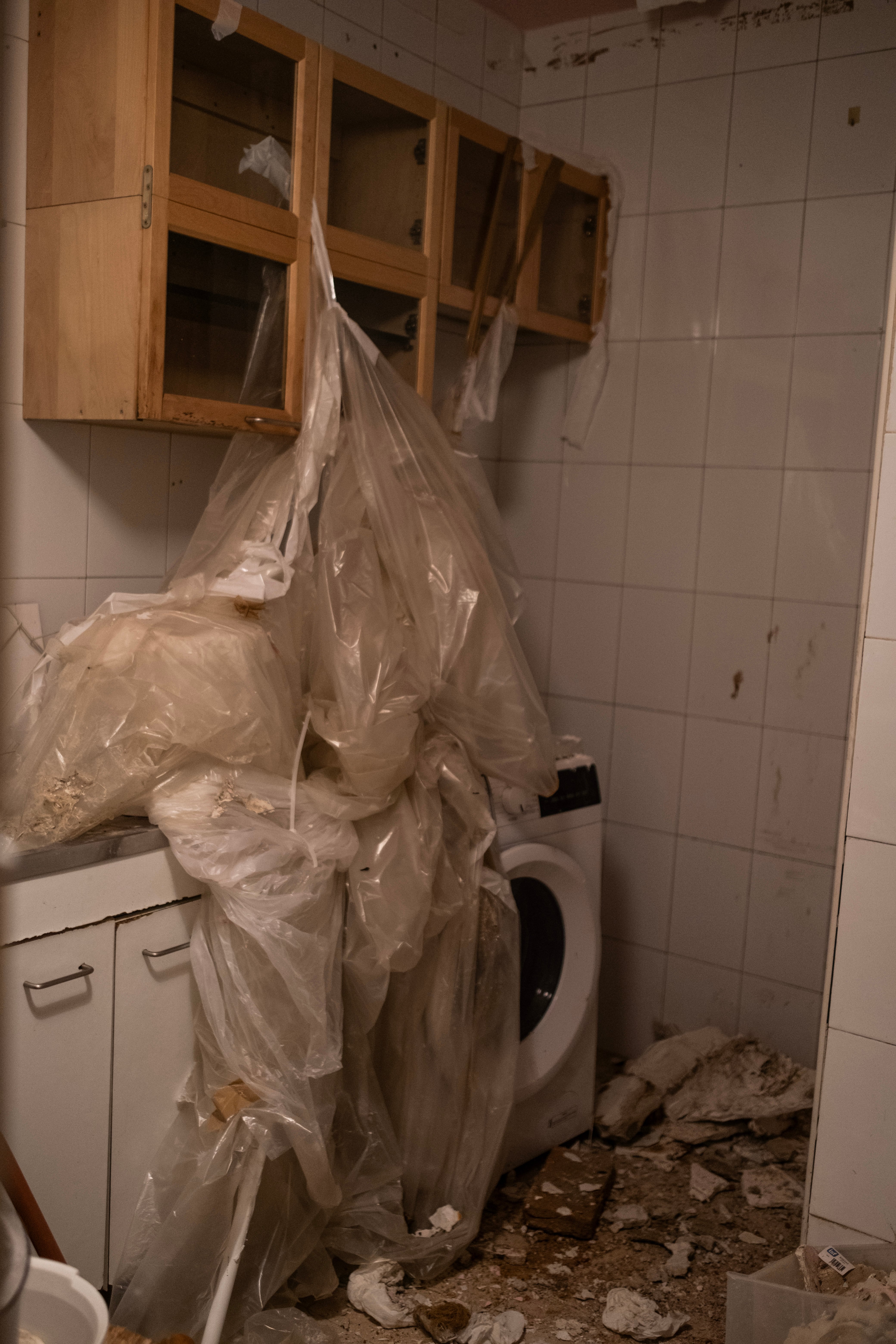 
La cocina de Blanca. llena de escombros por el derrumbamiento del falso techo. 
