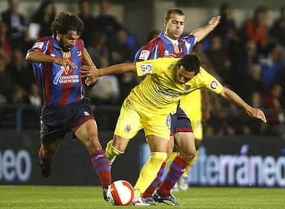 Cazorla pelea un balón con el centrocampista italiano Damiano Tommasi, jugador del Levante.