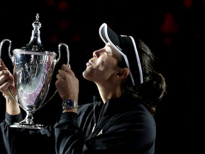 Garbiñe Muguruza poses with her trophy.