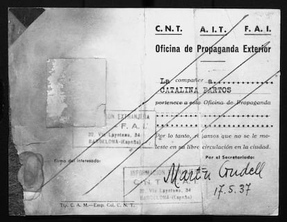 Carnet de la Oficina de Propaganda Exterior de Kati Horna (Catalina Partos) de 1937 que la acredita como fotógrafa de la CNT-FAI. Fue hallado con los negativos.