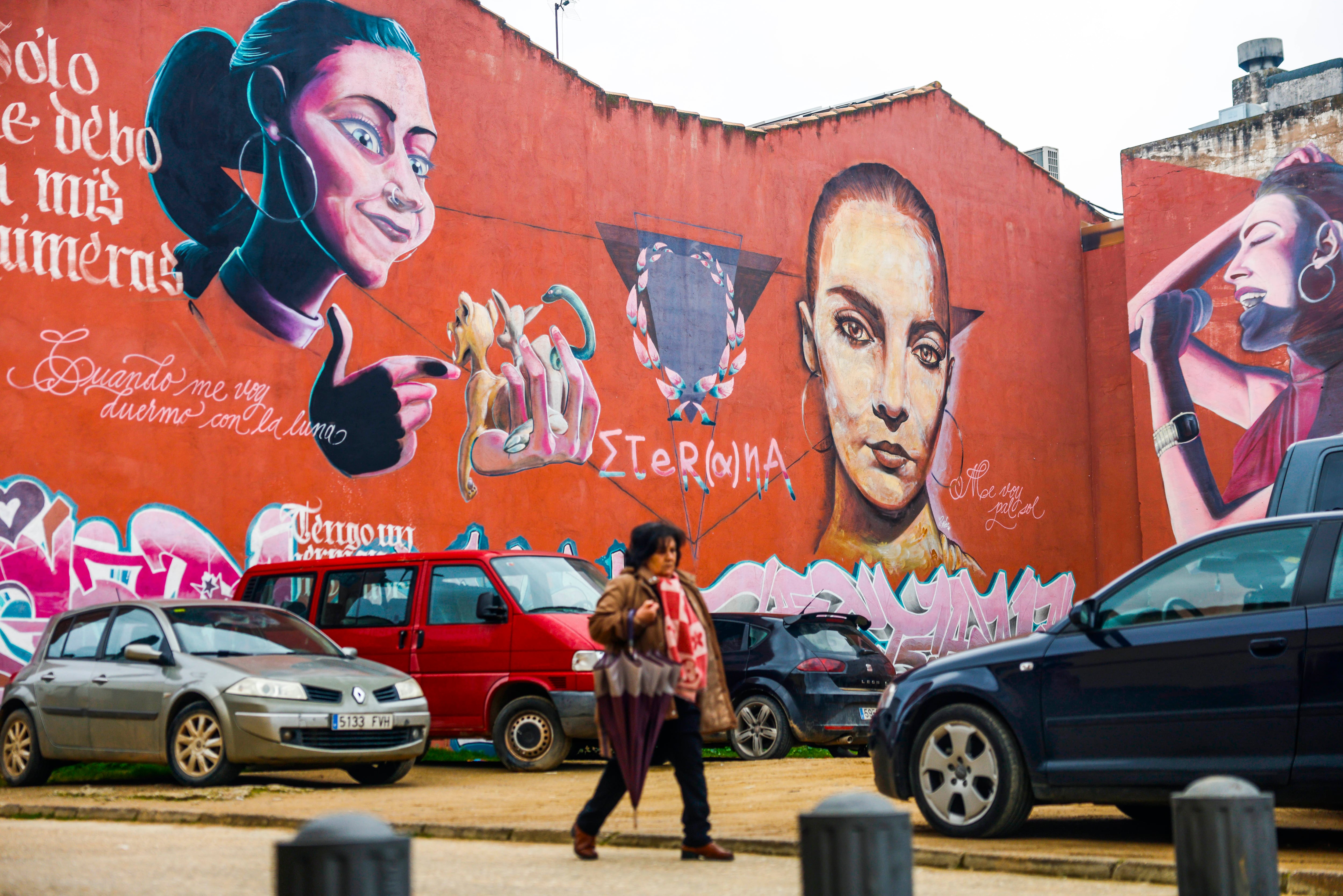 Una mujer, este jueves, ante un mural en homenaje a la desaparecida rapera Gata Cattana, que nació en Adamuz.