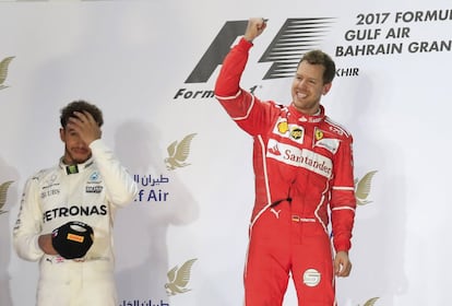 Sebastian Vettel celebra su victoria en el podio ante Hamilton que quedó en segunda posición.